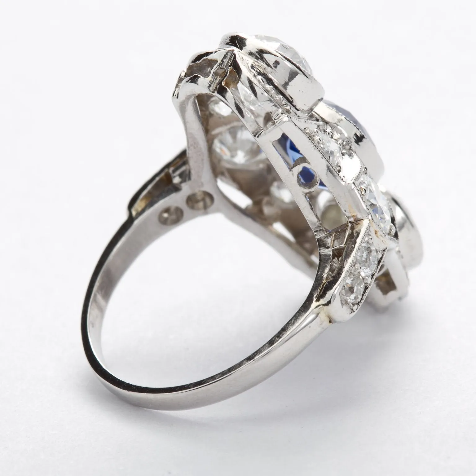 Art Deco Kashmir No Heat Sapphire 1.66 Carat and Diamond Ring AGL Cert