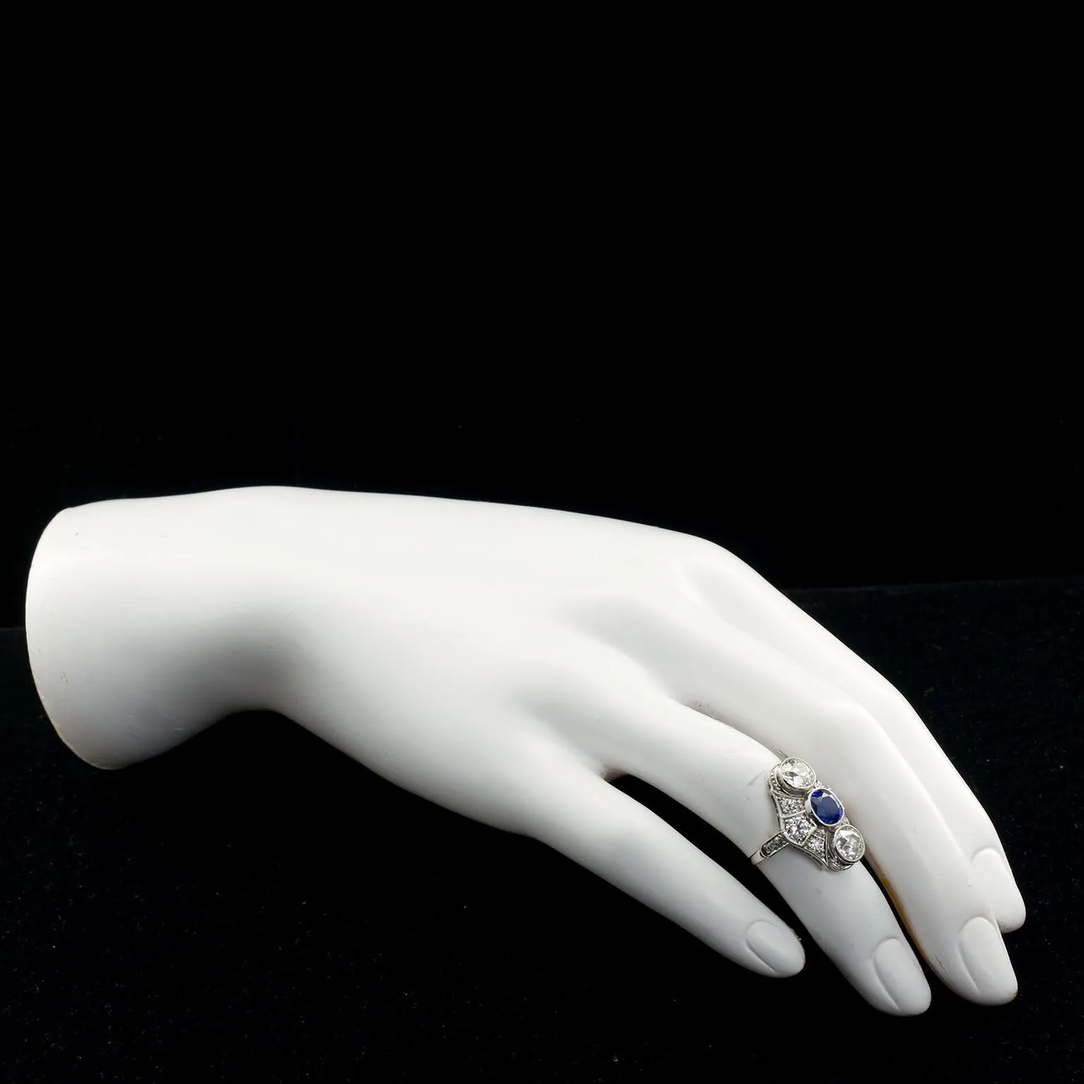 Art Deco Kashmir No Heat Sapphire 1.66 Carat and Diamond Ring AGL Cert