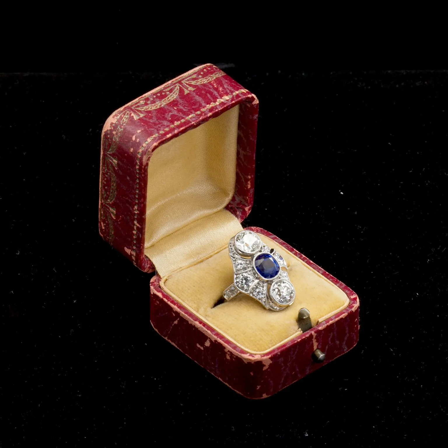 Art Deco Kashmir No Heat Sapphire 1.66 Carat and Diamond Ring AGL Cert