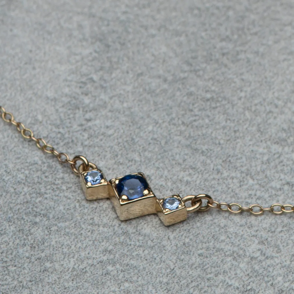 Balance Necklace - Blue sapphires