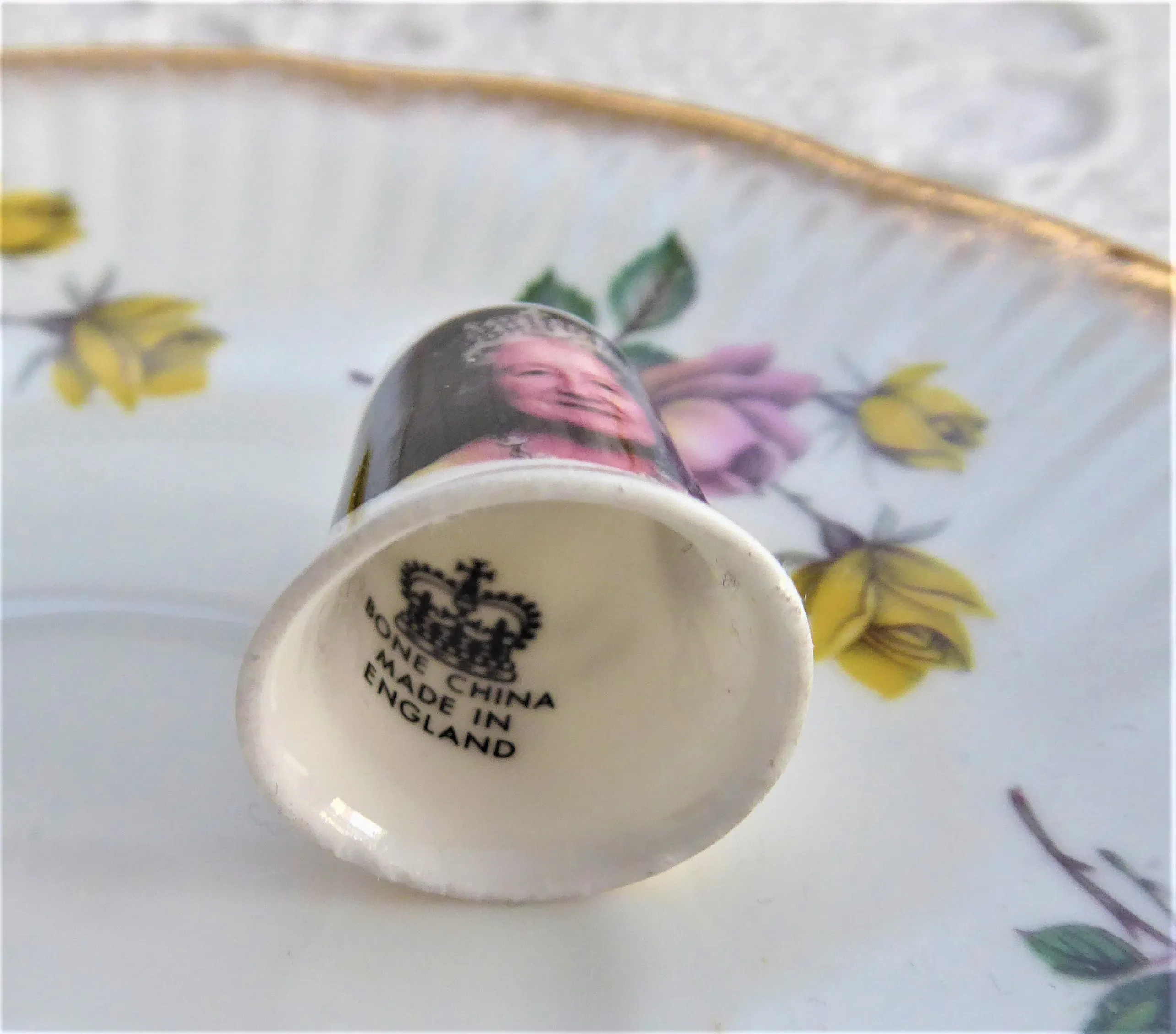 Thimble Queen Mum Elizabeth 100th Birthday 2000 Bone China